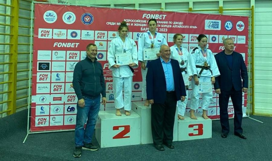 На первой ступени пьедестала Юлия Красюк, победительница соревнований в весовой категории до 63 кг. Фото: СШОР "Олимпия"