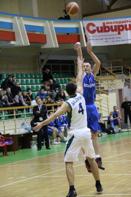 На два фронта