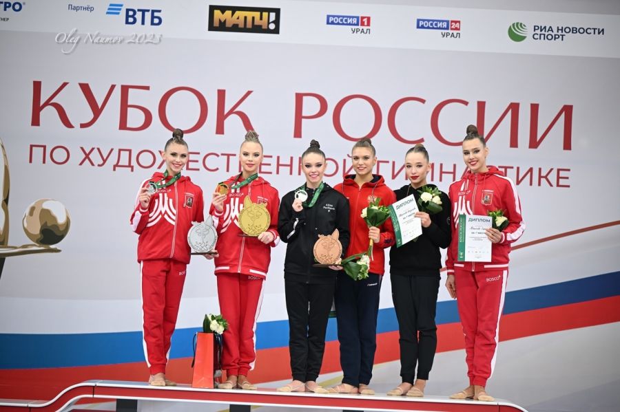 Призовой пьедестал соревнований в многоборье. Алина Перфильева - третья слева 