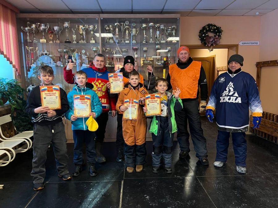 Будем играть - и точка! Мороз не помешал барнаульцам принять участие во Всероссийском марафоне дворового хоккея 