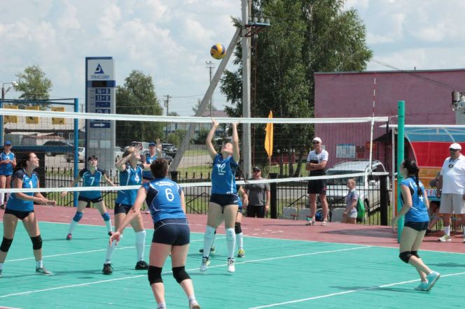 Народ спешит на стадион 