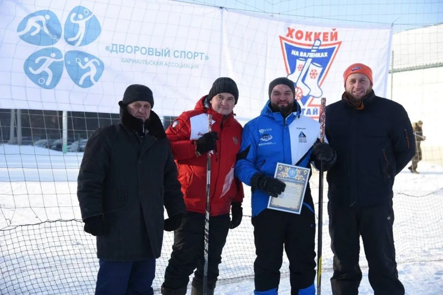 Будем играть - и точка! Мороз не помешал барнаульцам принять участие во Всероссийском марафоне дворового хоккея 
