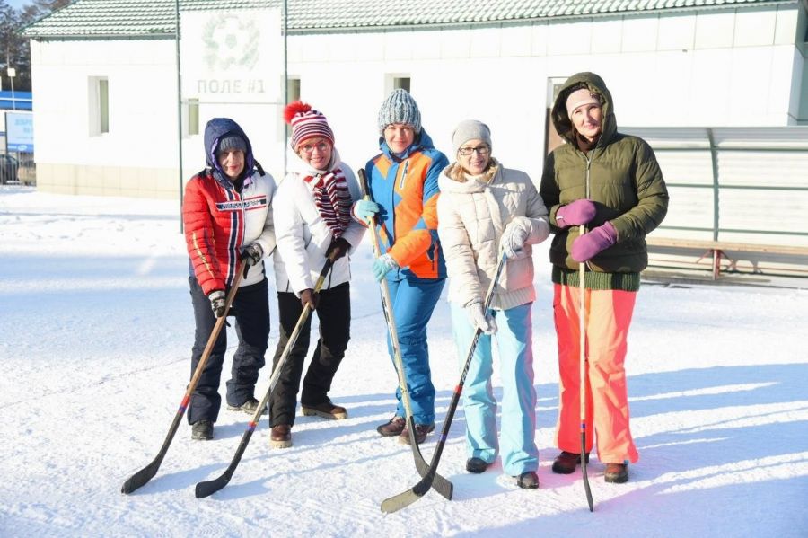 Будем играть - и точка! Мороз не помешал барнаульцам принять участие во Всероссийском марафоне дворового хоккея 