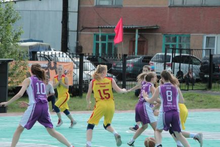 Народ спешит на стадион 