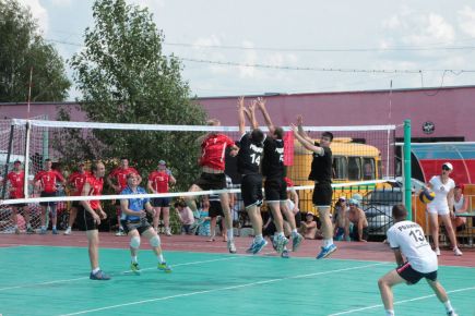 Народ спешит на стадион 