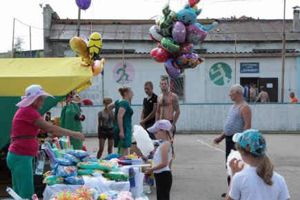 Народ спешит на стадион 