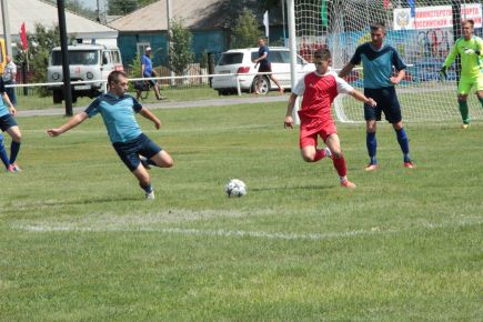 Народ спешит на стадион 