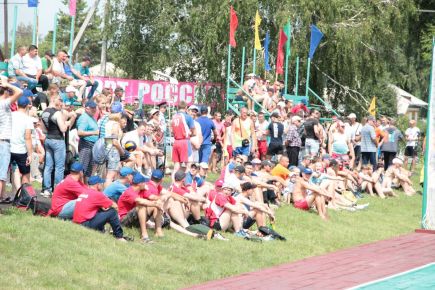 Народ спешит на стадион 