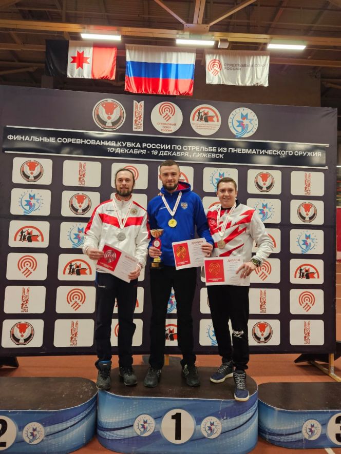 Призовой пьедестал по итогам стрельбы в упражнении МВ-30х20. Сергей Каменский ( слева) - серебряный призёр соревнований. Фото: Стрелковый союз России
