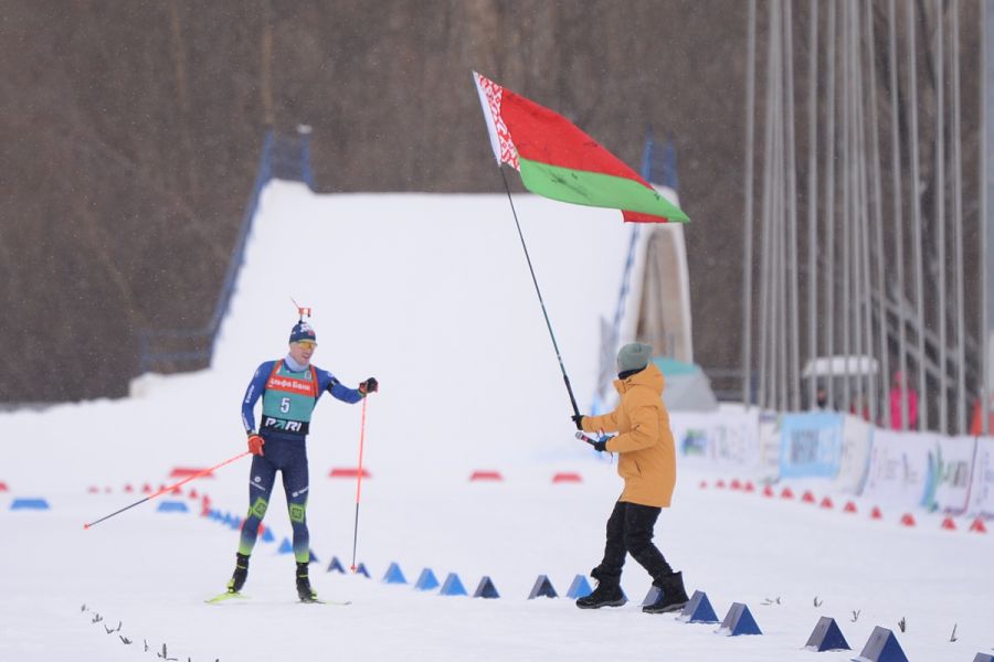 Корреспондент "Матч ТВ" Дмитрий Занин передает победителю масстарта Дмитрию Лазовскому флаг Белорусии. Фото: СБР