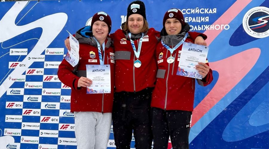 Призёры слалома в Кусе (слева направо): Иван Мизинцев, Семён Ефимов, Семён Челмакин. Фото: ФГСР