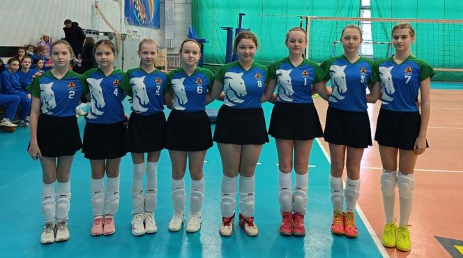 Команда бийской СШ №2 выиграла первенство Сибири среди девушек до 14 лет. У ребят из СШОР "Заря Алтая" серебро на аналогичном турнире