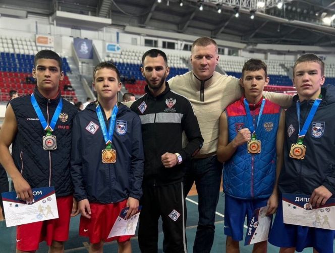 Алтайские призеры турнира в Якутске. В церемонии награждения спортсменов принимал участие прославленный боксер Александр Поветкин. Фото: Федерация бокса Алтайского края