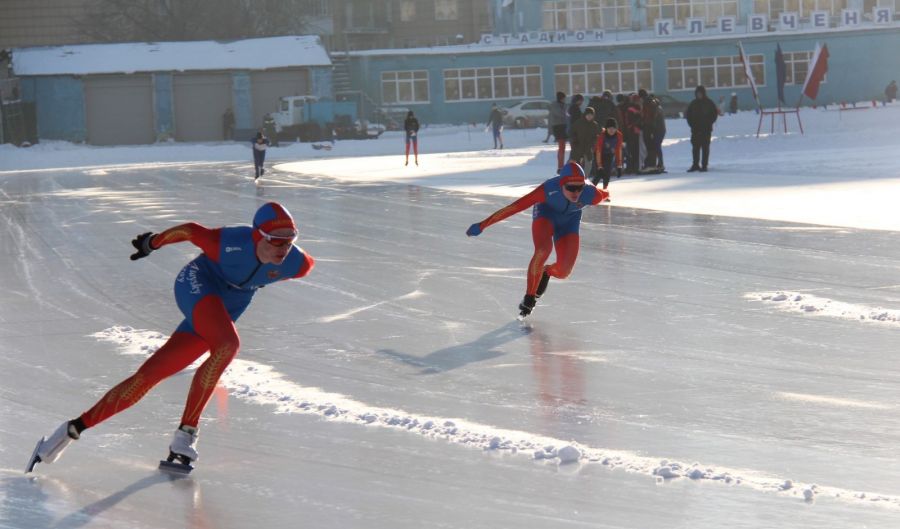 На ледовой дорожке фавориты соревнований. Фото: Виталий Дворянкин/ "Алтайский спорт"