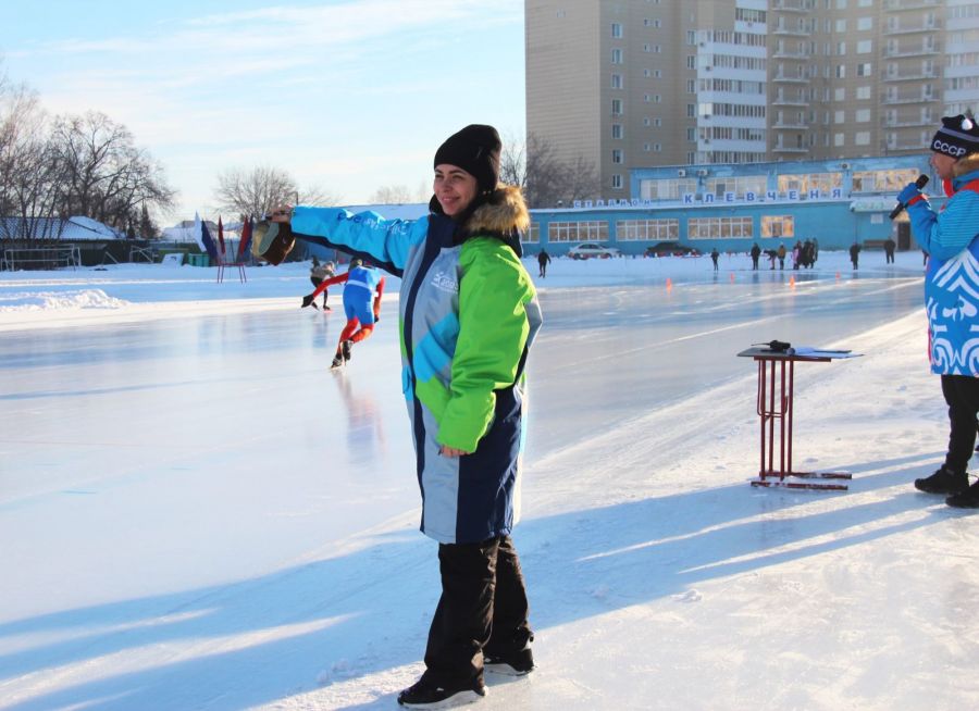 Колокольчиком спортсменов оповещают о скором финише. Фото: Виталий Дворянкин/ "Алтайский спорт"
