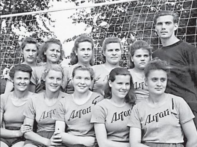 Волейбольная бабушка