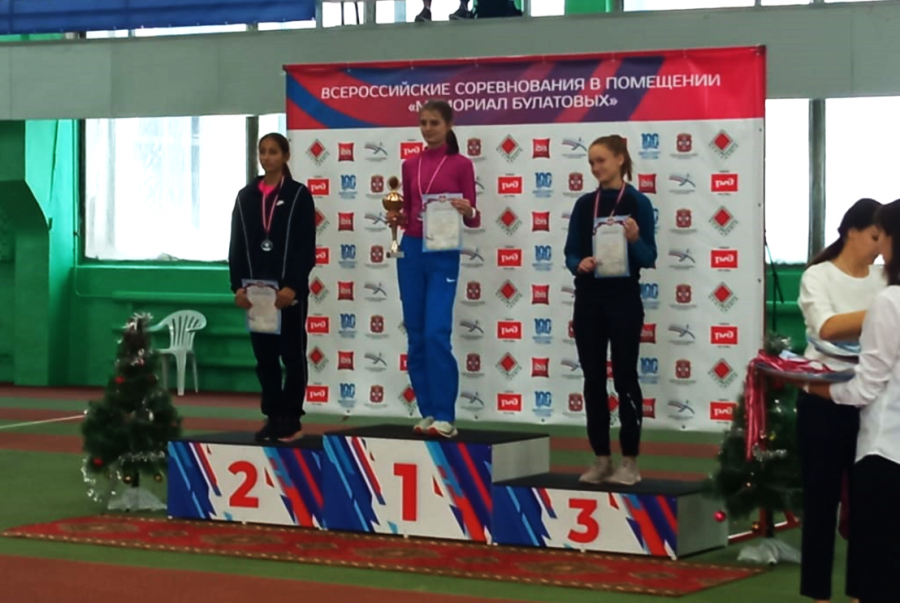 Призовой пьедестал соревнований девушек на дистанции 600 метров