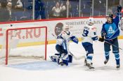 В заключительном матче перед новогодними каникулами «Динамо-Алтай» выиграл 2:1 по буллитам у воронежского «Бурана» (обновлена таблица!)