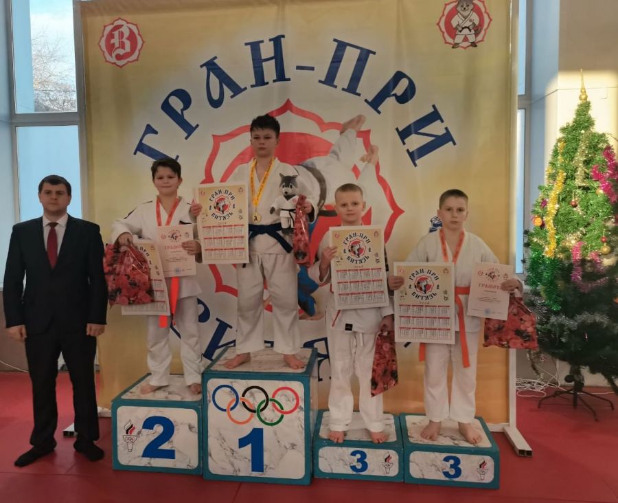 Призеры в весовой категории 42 кг. Фото: КСШОР