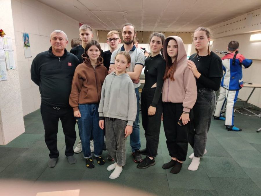 Знаменитый стрелок с участниками Кубка Алтайского края по стрельбе из пневматического оружия на призы Сергея Каменского в бийском тире. Фото: Алтайская краевая общественная организация "Федерация пулевой и стендовой стрельбы" 