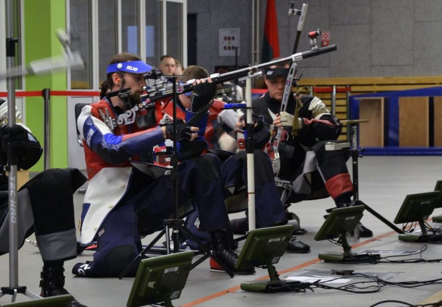 Стрельба из трёх положений из малокалиберной винтовки начинается с колена. Фото: Стрелковый союз России