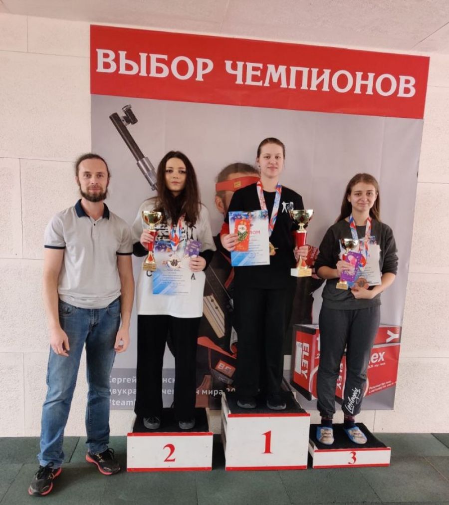 Сергей Каменский с призёрами региональных соревнований среди девушек -  потенциальными партнерами в стрельбе смешанных пар на всероссийском уровне.  Фото: Алтайская краевая общественная организация "Федерация пулевой и стендовой стрельбы"