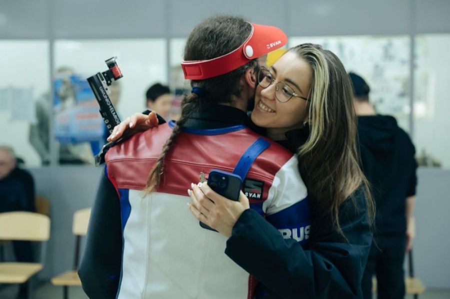 На соревнованиях Сергея Каменского поддерживает супруга. Фото: Стрелковый союз России