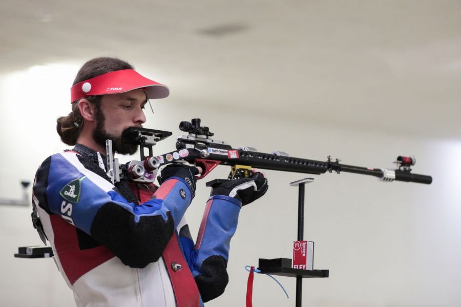 Сергей Каменский настраивается на выстрел. Фото: Стрелковый союз России
