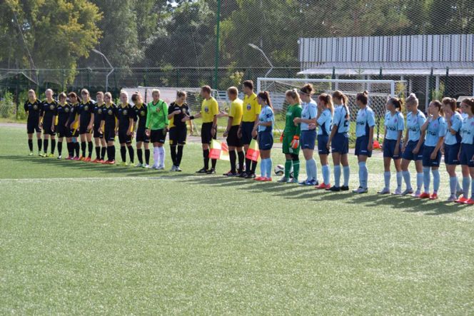 Футболистки команды «Алтай» одержали две исторические победы над кемеровским «Кузбассом».