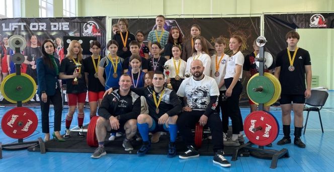 В Новоалтайске прошёл традиционный "Новогодний кубок" в троеборье классическом 