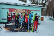 В канун Нового года отделению биатлона ребрихинской спортшколы по поручению губернатора края переданы 12 пар лыж и снегоход