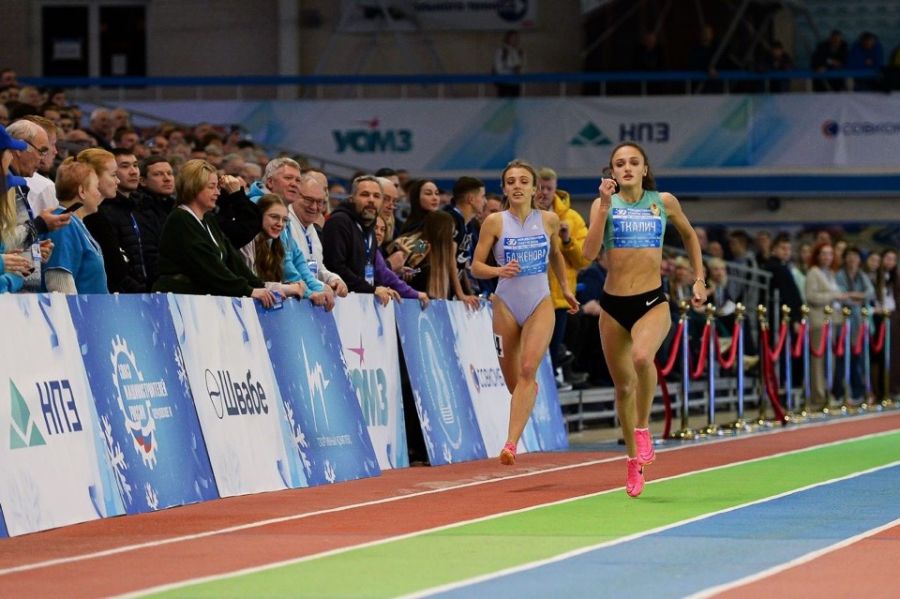 На беговой дорожке Екатеринбурга финиширует Полина Ткалич (Миллер), победительница соревнований в беге на 300 метров. Фото: Информационный портал Свердловской области 