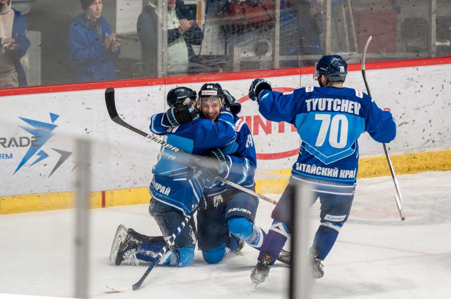 Игроки ХК «Динамо-Алтай» Никита Миллер, Иван Сапунов, Максим Неволин и Александр Когалев рассказали о планах на 2024 год, своих сильных сторонах и кумирах