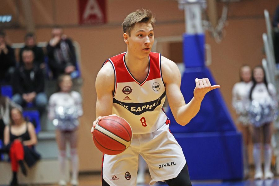 В первом матче 2024 года БК "Барнаул" переиграл БК "Иркут". Фото: Андрей Каспришин/"Алтайская правда"