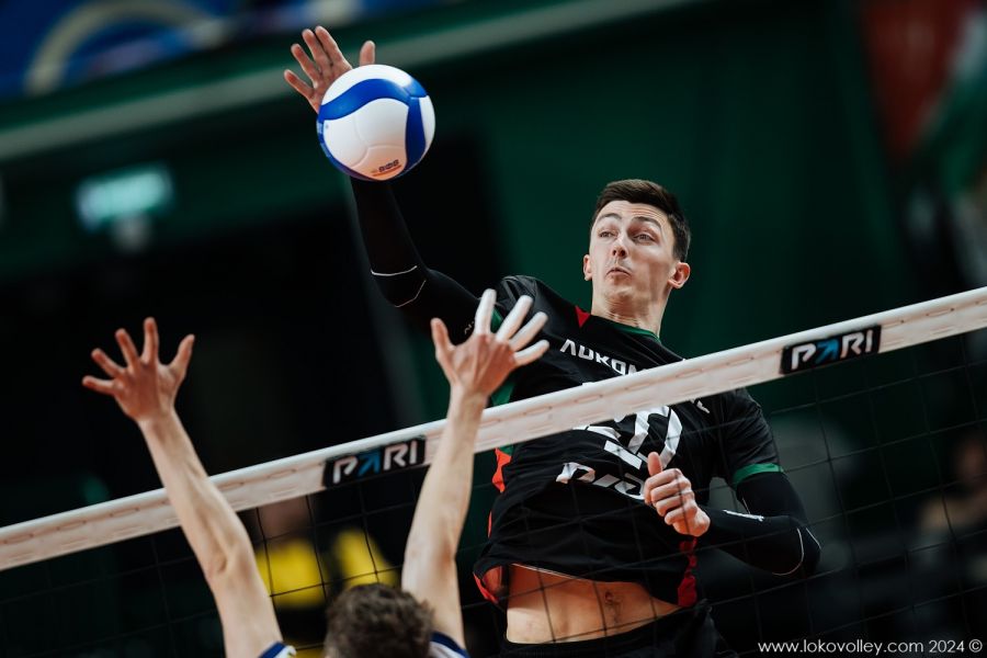 Атакует капитан "Локо" Ильяс Куркаев. Фото: Александр Лукин/ВК "Локомотив-Новосибирск"