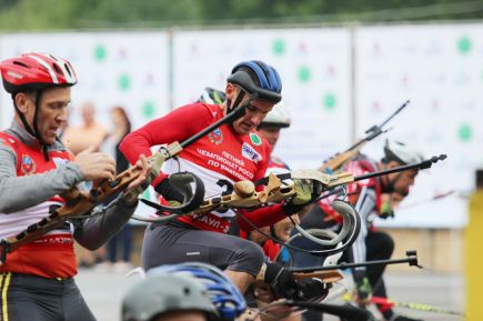 Четырёхкратный олимпийский чемпион Александр Тихонов посетил в Барнауле чемпионат России по летнему биатлону среди ветеранов (фото).