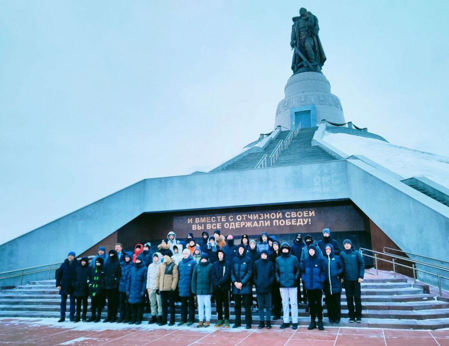 Волейболисты сборной Алтайского края, участники первенства Сибири U16 в Кемерово, возложили цветы к мемориалу Воина-Освободителя