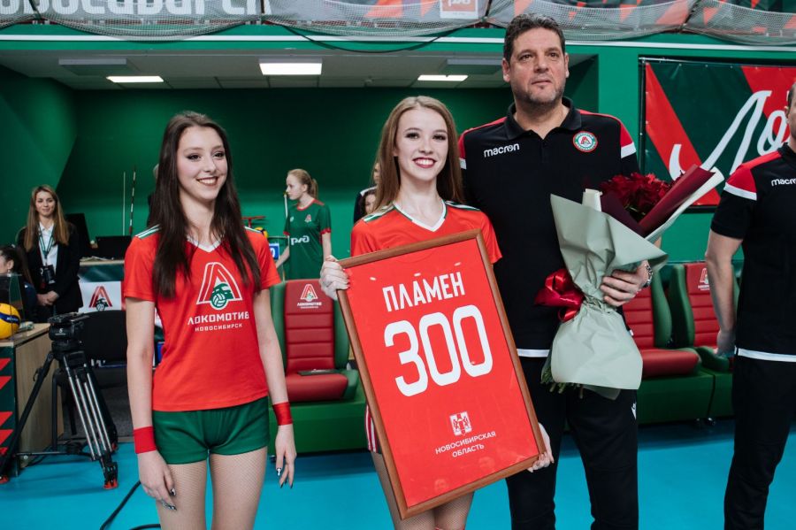 11 декабря 2023 года главный тренер "Локо" Пламен Константинов провел 300-й матч во главе новосибирского клуба. Фото: Александр Лукин