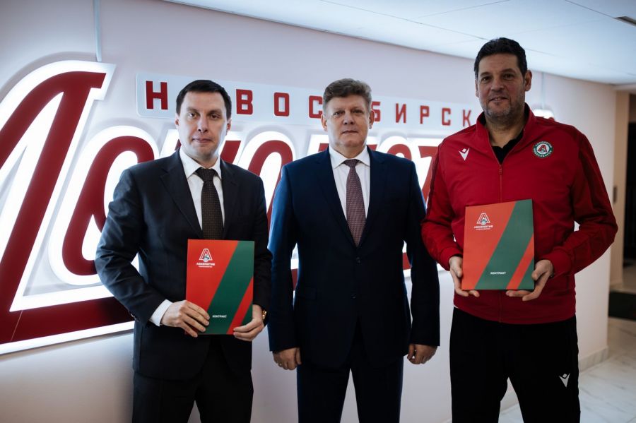 Пламен Константинов продлил контракт с новосибирским клубом еще на два года. Фото: Александр Лукин