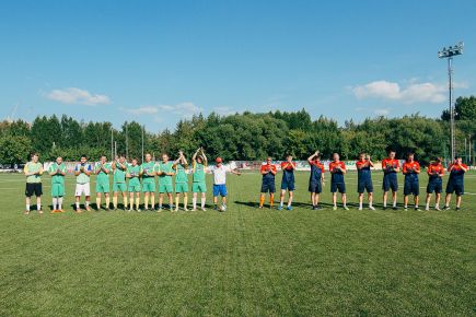 Хоккеисты «Алтая» сыграли в футбол с журналистами краевых СМИ (фото).