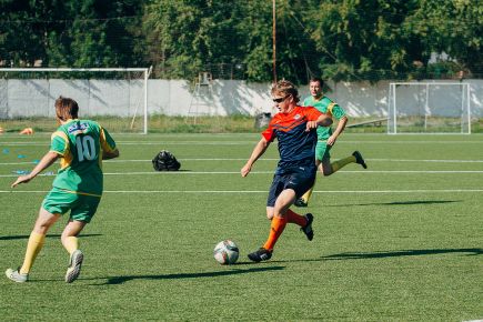 Хоккеисты «Алтая» сыграли в футбол с журналистами краевых СМИ (фото).