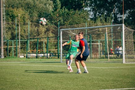 Хоккеисты «Алтая» сыграли в футбол с журналистами краевых СМИ (фото).