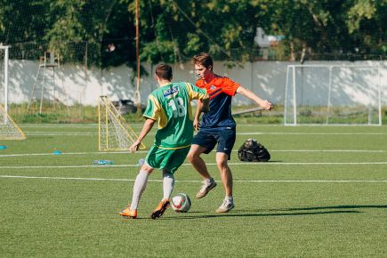 Хоккеисты «Алтая» сыграли в футбол с журналистами краевых СМИ (фото).