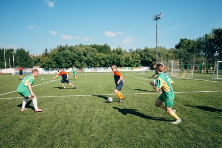 Хоккеисты «Алтая» сыграли в футбол с журналистами краевых СМИ (фото).