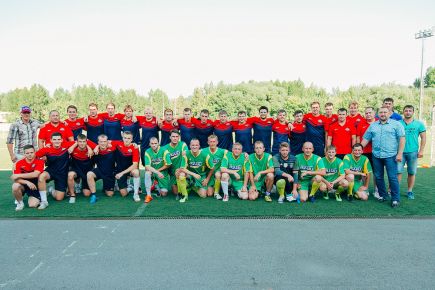 Хоккеисты «Алтая» сыграли в футбол с журналистами краевых СМИ (фото).