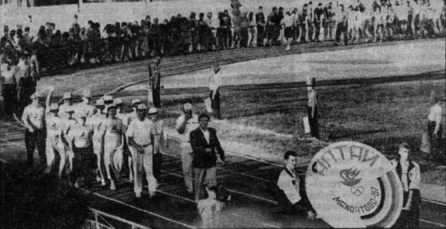 Парад открытия сельской олимпиады. Фото: Евгений Налимов/"Алтайская правда"