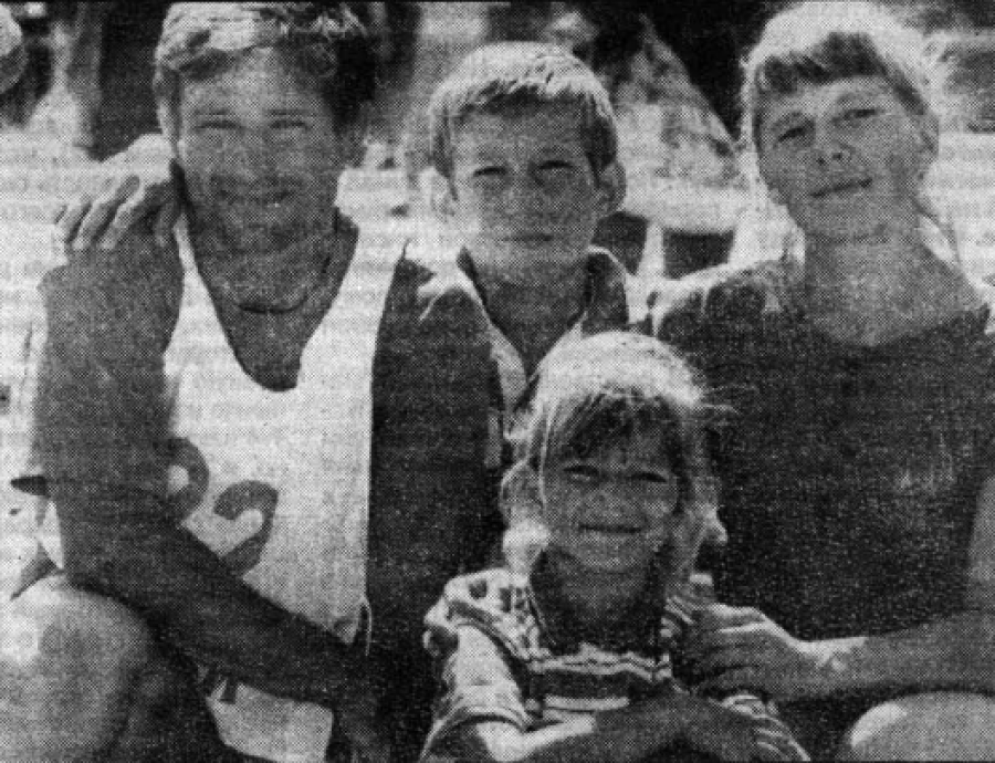 Семья Крючковых. В соревнованиях спортивных семей Роман и Нина Крючковы участвовали вместе с 7-летней дочерью Наташей и 11-летним сыном Сергеем. Фото: Евгений Налимов/"Алтайская правда"