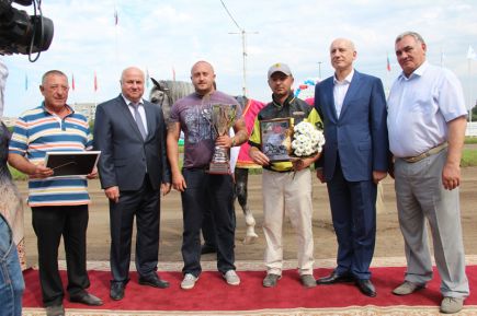 На барнаульском ипподроме прошли «Кубок губернатора Алтайского края» и фестиваль орловского рысака «Сибирь-2016» (фото).