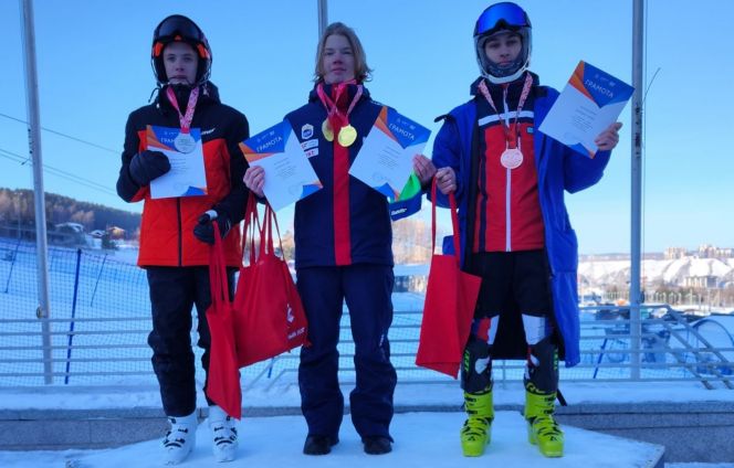 Роман Кутищев (справа) - бронзовый призёр Всероссийских соревнований "Сибирские бобрята" 