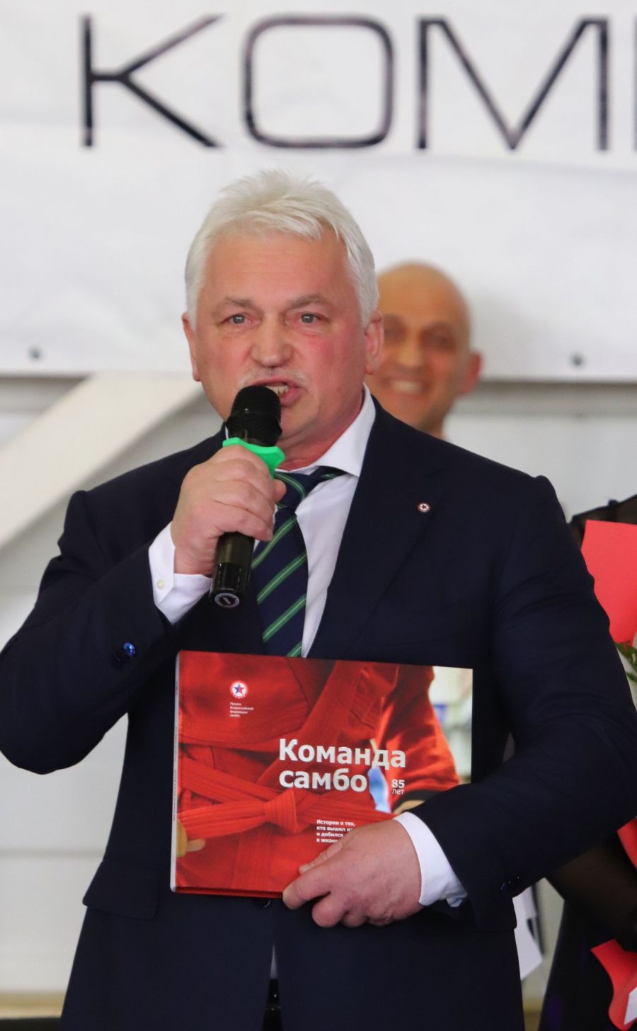 На церемонии открытия турнира Сергей Елисеев презентовал книгу "Команда самбо", изданную в прошлом году к 85-летию развития вида спорта в стране. Фото: Александр Чёрный/"Алтайский спорт"